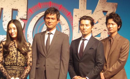 映画「天空の蜂」完成会見に臨んだ（左から）仲間由紀恵、江口洋介、本木雅弘、綾野剛