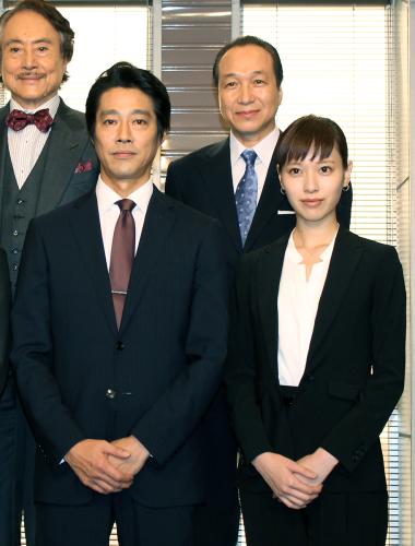 連続ドラマ「リスクの神様」製作発表に出席した（前列左から）堤真一、戸田恵梨香、（後列同）平幹二朗、小日向文世