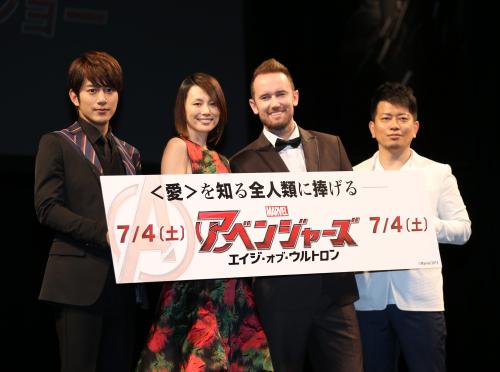 映画「アベンジャーズ」日本語吹き替え完成試写会に出席、映画のＰＲをする（左から）溝端淳平、米倉良子、レトブ、宮迫博之