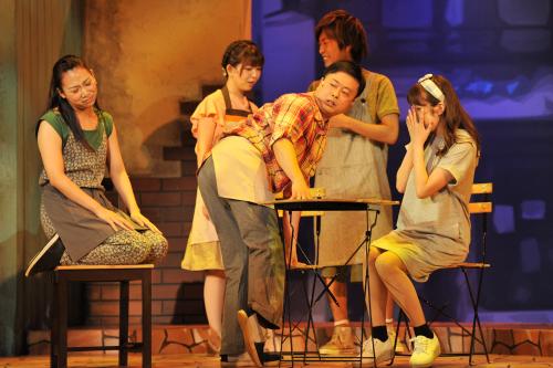 ストレートプレイ・ミュージカル「うたかふぇ」公開ゲネプロに出演した河本準一（中央）ら