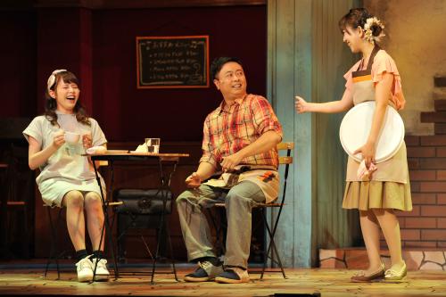ストレートプレイ・ミュージカル「うたかふぇ」公開ゲネプロに出演した河本準一（中央）ら