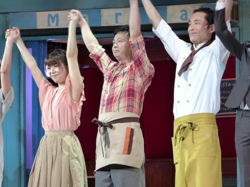 初舞台初主演作「うたかふぇ」初日公演のカーテンコールを行う河本準一（中央）。右はなだぎ武、左は牧野由依