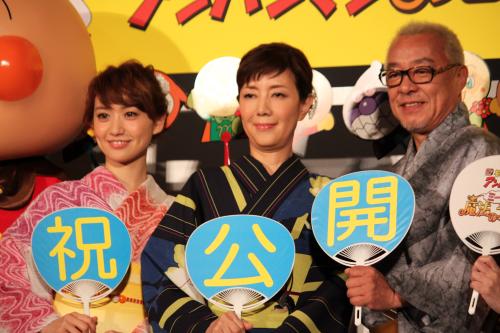 「それいけ！アンパンマン　ミージャと魔法のランプ」の初日舞台あいさつに出席した（左から）大島優子、戸田恵子、中尾隆聖