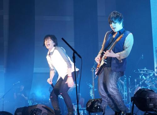 ３度目の台湾公演を台北市の台湾国際会議センターで行ったｆｌｕｍｐｏｏｌ。ボーカル山村隆太（左）とギターの阪井一生