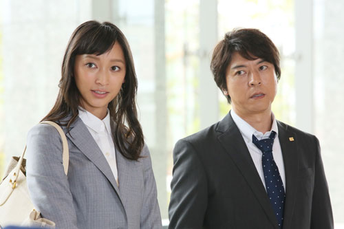 「花咲舞が黙ってない」第１話の１場面。（左から）杏、上川隆也（Ｃ）日本テレビ