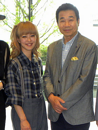 大阪市内で公開収録を行った松嶋尚美（左）と三宅裕司