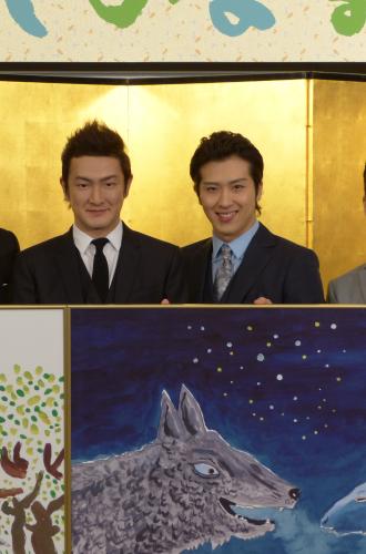 歌舞伎公演「あらしのよるに」の製作発表を行った中村獅童（左）と尾上松也