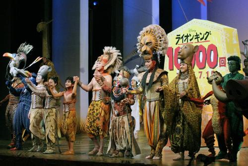 ミュージカル「ライオンキング」が通算公演回数１万回を達成し、ファンの声援に応える出演者