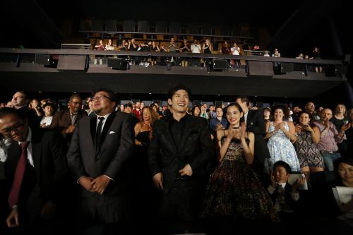 米ハリウッドで行われた映画「進撃の巨人」のワールドプレミアの上映会終了後、スタンディングオベーションを受けて笑顔で喜ぶ、左から、樋口真嗣監督、三浦春馬、水原希子