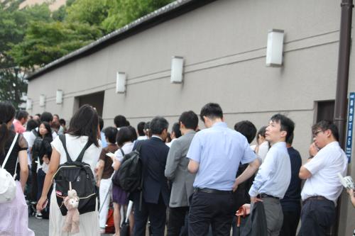 多くの報道陣が詰めかけた芥川賞・直木賞の選考会場