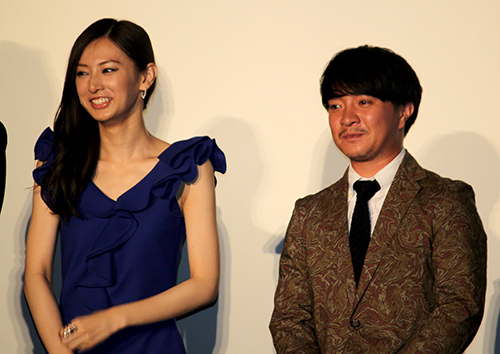 映画「ＨＥＲＯ」初日舞台あいさつで、共演者の話に思わず笑ってしまう北川景子と濱田岳