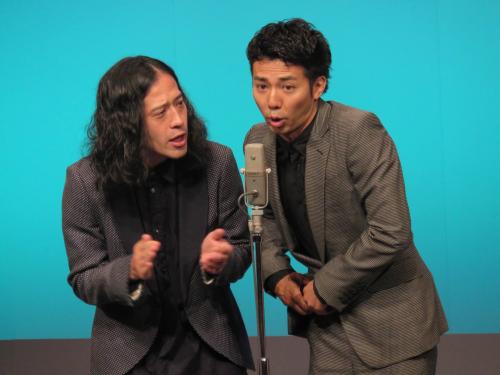 芥川賞受賞後、初めてファンの前に登場したピースの又吉（左）と綾部