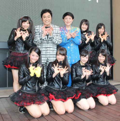 エアバンドアイドル「キンギンパールズ」ＣＤデビューイベントにサプライズゲストとして登場したコロッケと美川憲一。キンギンパールズ（後列左からるい、あいり、りお、前列左からゆい、まゆ、みお、さき）