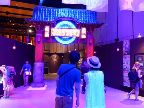 渋谷ヒカリエで始まった「バケモノの子展」で再現された「渋天街」の門の前では、ファンたちが記念撮影