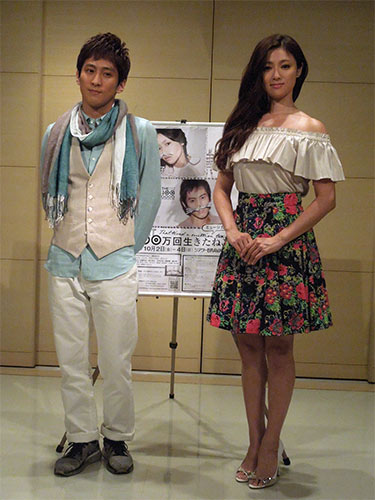 ミュージカル「１００万回生きたねこ」で舞台初挑戦となる深田恭子（右）と成河