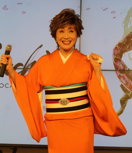「ＶＯＣＡＬＯＩＤ４　Ｌｉｂｒａｒｙ　Ｓａｃｈｉｋｏ」発売記念イベントノリノリで踊りながら登場した小林幸子