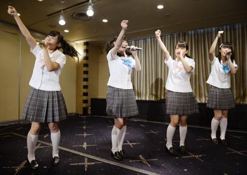 日本外国特派員協会で「ダッ！ダッ！脱・原発の歌」を披露する制服向上委員会のメンバー