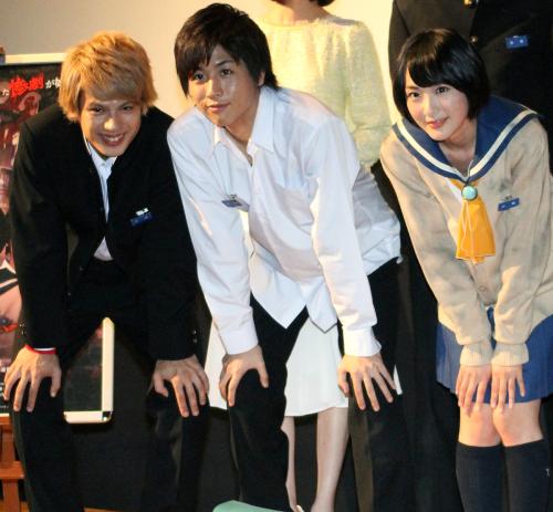 主演映画「コープスパーティー」の舞台あいさつを行った（左から）ＪＵＮ、池岡亮介、生駒里奈