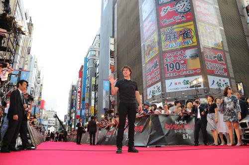 歌舞伎町に敷かれたレッドカーペットを歩くトム・クルーズ（中央）