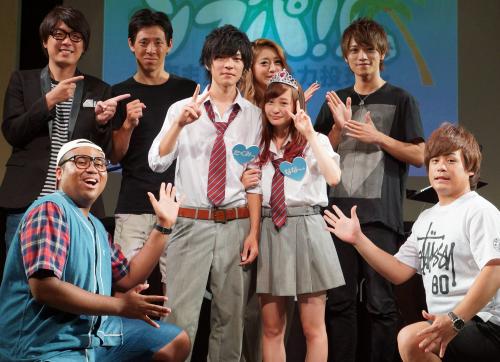 日本一の高校生カップルに選ばれた松下拓実くん（中央左）と篭島奈那さん（同右）