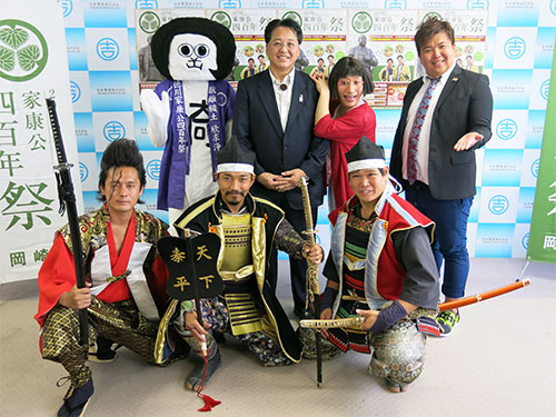 会見で笑顔を見せる、すっちー（後列左から３人目）と内田康宏・岡崎市長（同２人目）。左はオカザえもん