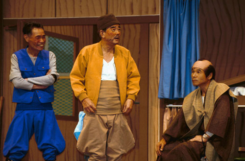 吉本新喜劇の黄金時代を築いた花紀京さん（中央）、相棒の岡八朗さん（左）、間寛平