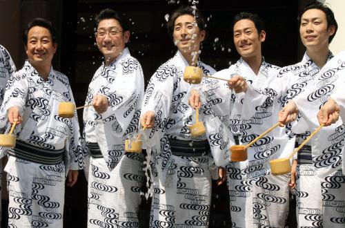 「八月納涼歌舞伎」のイベントで打ち水を行った（左から）扇雀、橋之助、七之助、勘九郎、巳之助