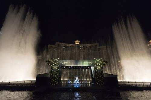 ラスベガスの噴水池で公演する市川染五郎（松竹提供）