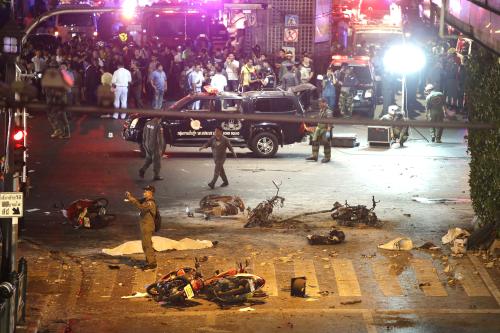 バンコク中心部の繁華街で発生した爆発現場付近に散乱する二輪車（ＡＰ）