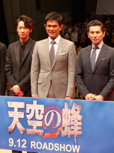 映画「天空の蜂」の完成披露試写会に登壇した（左から）綾野剛、江口洋介、本木雅弘