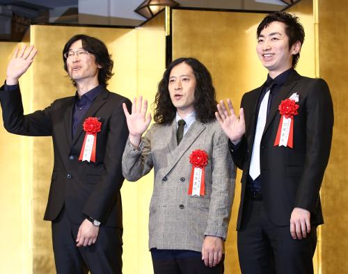 芥川賞・直木賞贈呈式でフォトセッションに臨む（左から）東山彰良氏、又吉直樹、羽田圭介氏