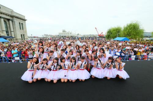 新潟市で開催したお披露目イベントでファン約１０００人と一緒に記念撮影したＮＧＴ４８。前列中央が加藤美南