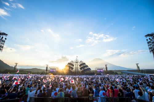 富士山の向こうから太陽が昇った瞬間、ファンからは大歓声が上がった