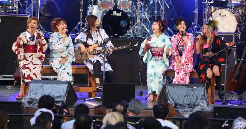 ステージで熱唱する中村あゆみ、杏子、渡辺敦子、富田京子、相川七瀬、寺田恵子（左から）　