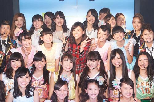 原宿駅前ステージの定期公演の出演者たちに囲まれ、笑顔の西内まりや（中央）