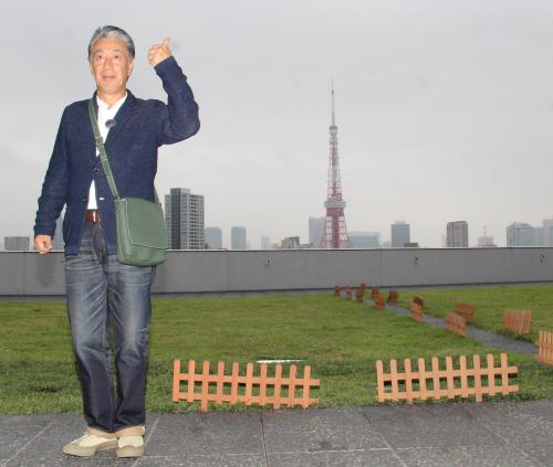 テレビ朝日「じゅん散歩」取材で、東京タワーをバックにポーズを取る高田純次