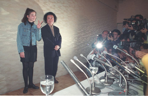 ９１年に写真集「Ｓａｎｔａ　Ｆｅ」発売会見を行った宮沢りえ（左）と写真家の篠山紀信氏