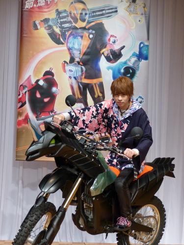 テレビ朝日「仮面ライダーゴースト」の会見でバイクにまたがる主演の西銘駿