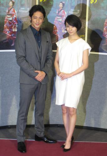 ＮＨＫの朝の連続テレビ小説「あさが来た」試写会に出席した（左から）玉木宏と波瑠