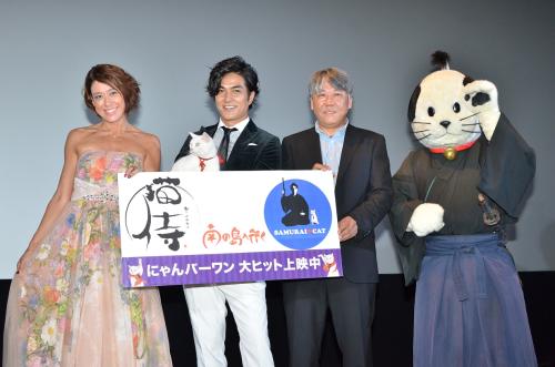 映画「猫侍　南の島へ行く」の公開初日舞台あいさつに出席した（左から）ＬｉＬｉＣｏ、北村一輝、渡辺武監督、ニャンまげ