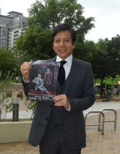 大阪・扇町公園で「ウーマン・イン・ブラック」のポスターを手に笑顔の勝村政信