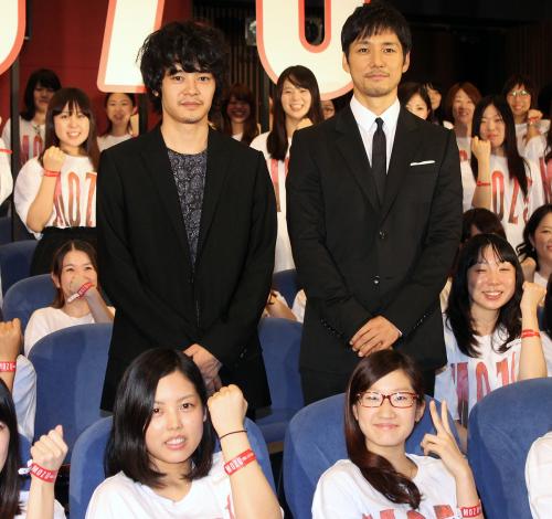 主演ドラマ「ＭＯＺＵ」の全話上映イベントに出席した西島秀俊（右）と池松壮亮