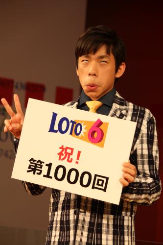 「第１０００回ロト６記念イベント」でゴリラのモノマネをする織田信成
