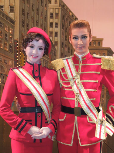 入団７年目、最後の新人公演で主演を務めた瀬央ゆりあ（右）。左はヒロイン役の綺咲愛里