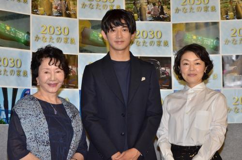 「２０３０　かなたの家族」試写会に出席した（左から）渡辺美佐子、瑛太、小林聡美