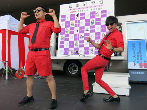 自動車関連犯罪被害防止の啓発イベントに参加したお笑いコンビ「８・６秒バズーカー」のはまやねん（左）と田中シングル