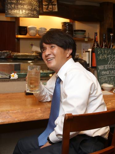 居酒屋のカウンターでジョッキを手に笑顔を見せる濱田岳