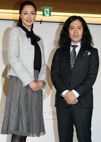 「日本を纏う展」の記者発表に出席した又吉直樹と川原亜矢子