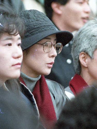 ８８年１２月、大学ラグビーをスタンドで観戦する吉永小百合