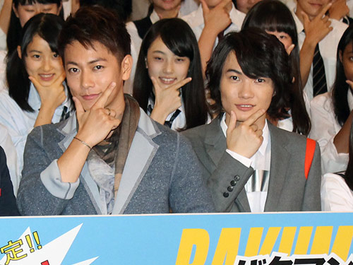 「バクマン。」の高校生試写で笑顔を見せる（左から）佐藤健、神木隆之介